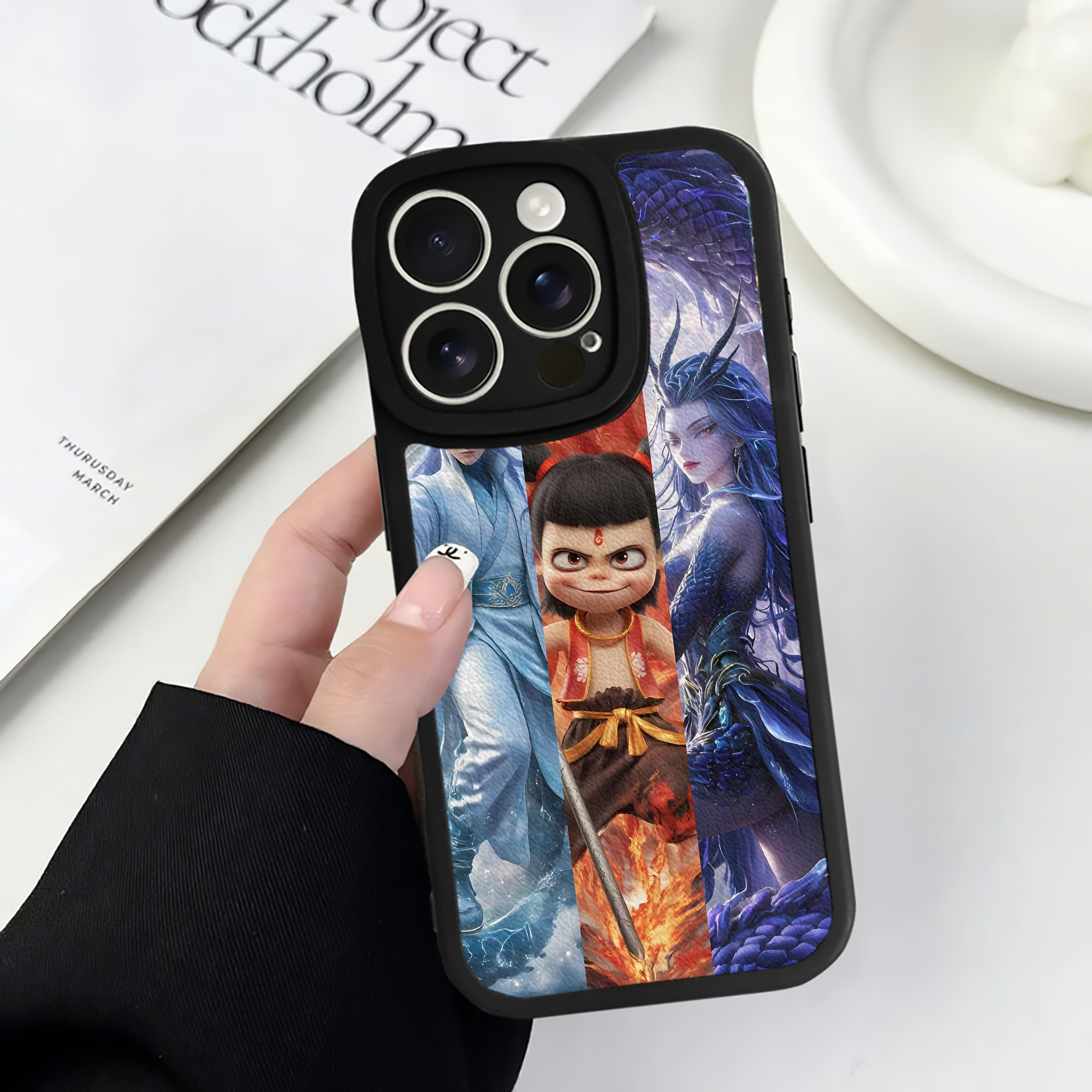 （画像用） Ne Zha 2 ナタ 魔童の大暴れ 【iPhone 16シリーズ対応】シリコンスマホケース（レザー調） 材質：シリコン